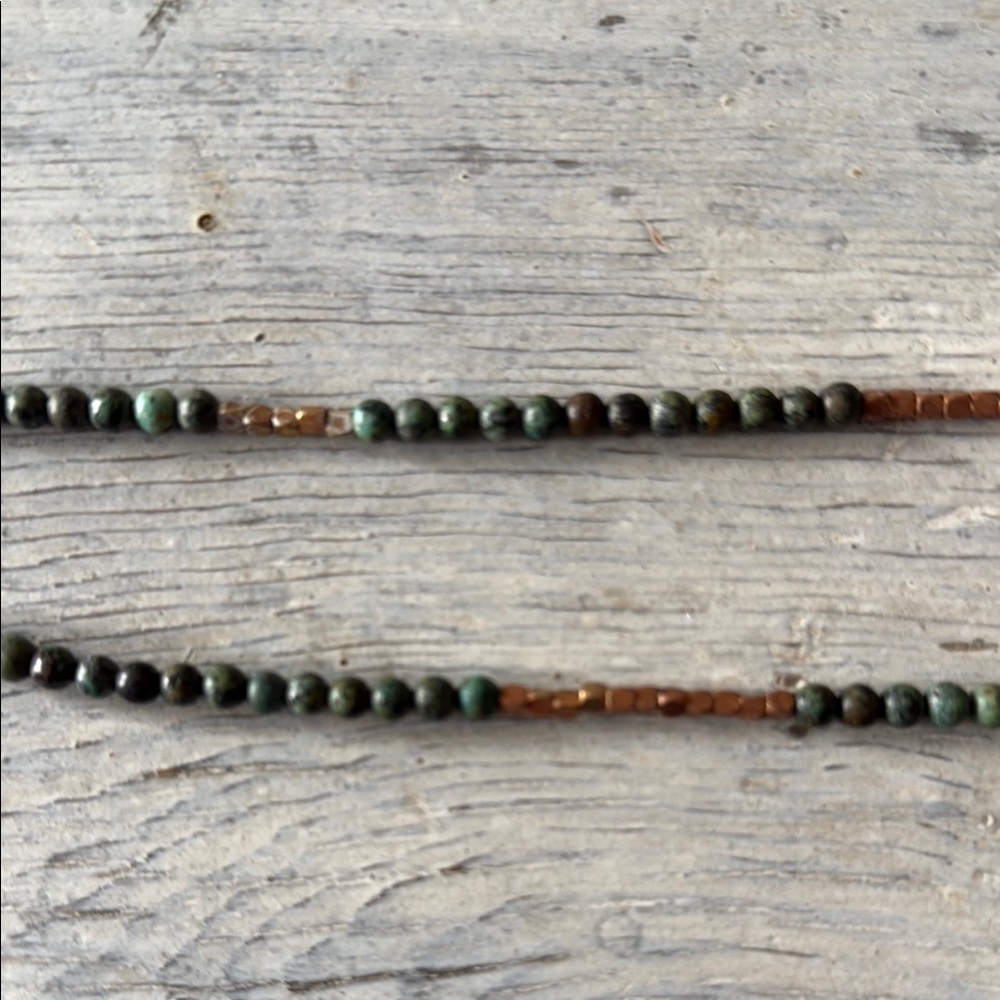 Green Beaded and gold Necklace - Picture 3 of 3